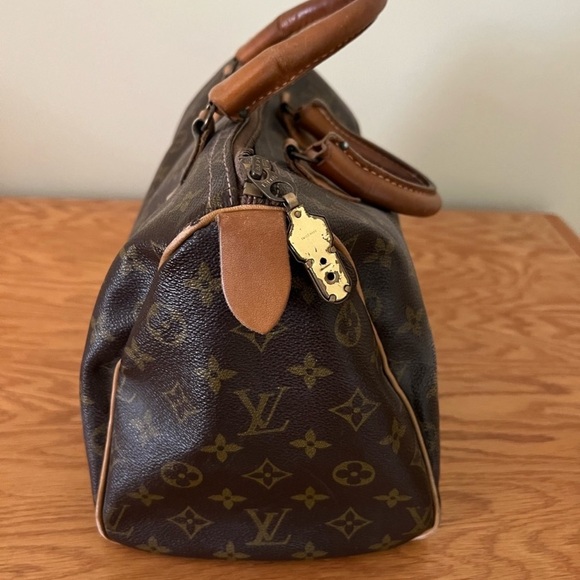 Louis Vuitton authentic tote.
Please read discriptuon. - Picture 2 of 15